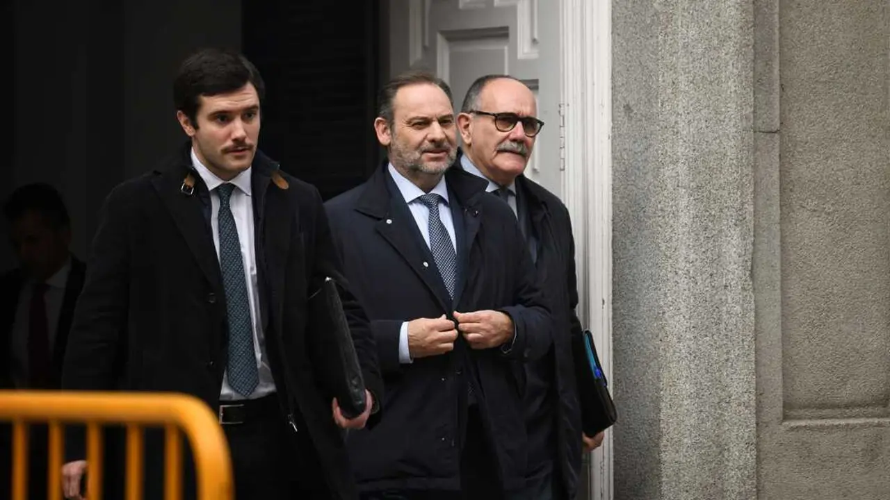 El ex ministro de Transportes Jos&eacute; Luis &Aacute;balos (c). / EP