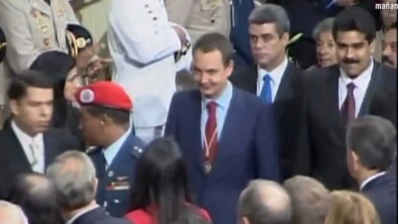 El ex presidente del Gobierno, Jos&eacute; Luis Rodr&iacute;guez Zapatero, junto a Nicol&aacute;s Maduro en un acto oficial. La Audiencia Nacional ha abierto diligencias contra Zapatero por su presunta implicaci&oacute;n en la trama del narcoestado venezolano. / Captura de v&iacute;deo