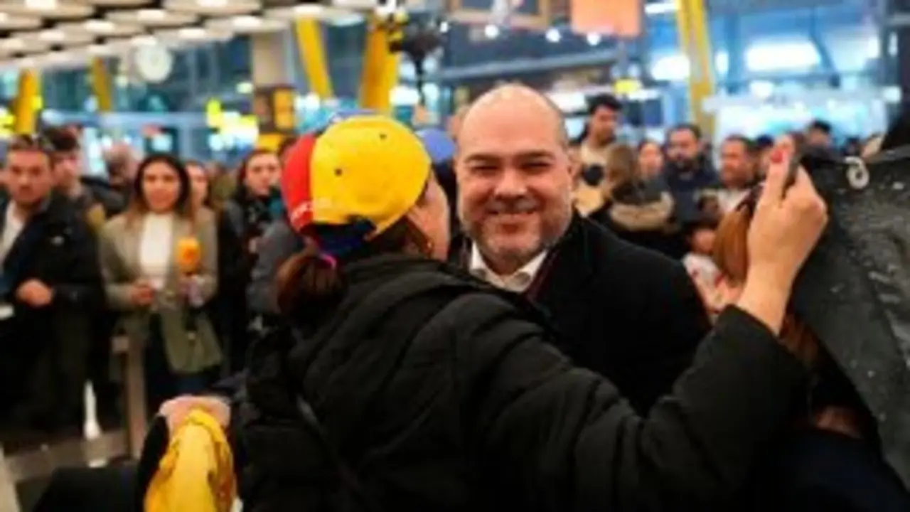 Abrazo en Barajas. El activista Sergio Contreras celebra la llegada de los liberados del r&eacute;gimen venezolano.
Foto: Diego Radam&eacute;s / Europa Press