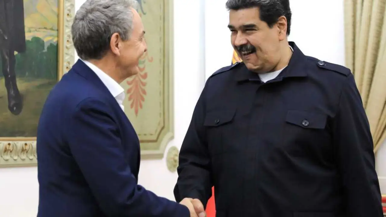 El expresidente del Gobierno de Espa&ntilde;a Jos&eacute; Luis Rodr&iacute;guez Zapatero con el presidente de Venezuela, Nicol&aacute;s Maduro. / archivo / ep