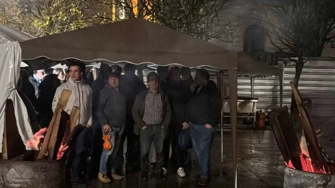 Bajo el fr&iacute;o y la lluvia, agricultores y ganaderos mantuvieron aparcados 60 tractores en el coraz&oacute;n de Santander. / UGAM-COAG