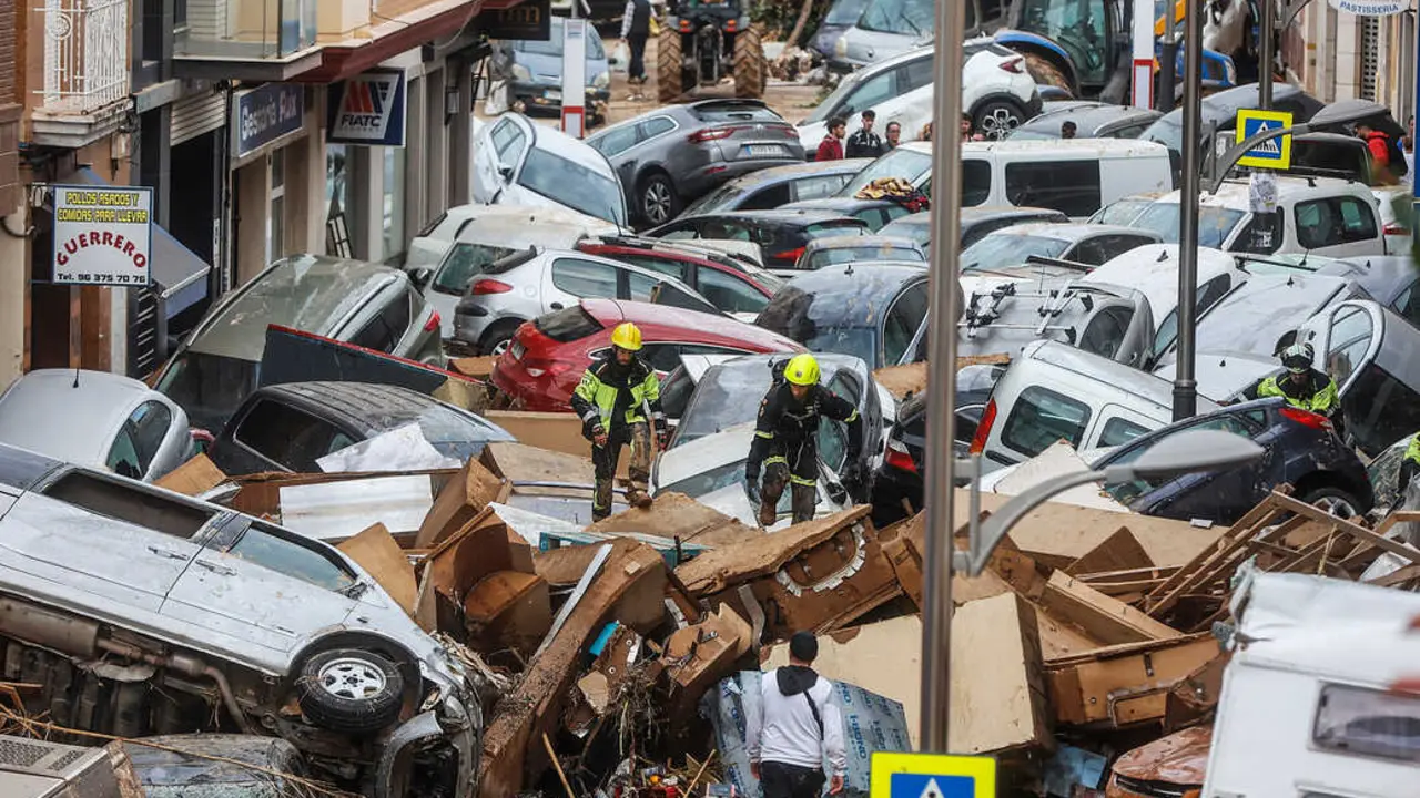 Decenas de coches amontonados, a 31 de octubre de 2024, en Sedav&iacute;, Valencia, Comunidad Valenciana. / ARCHIVO / EP