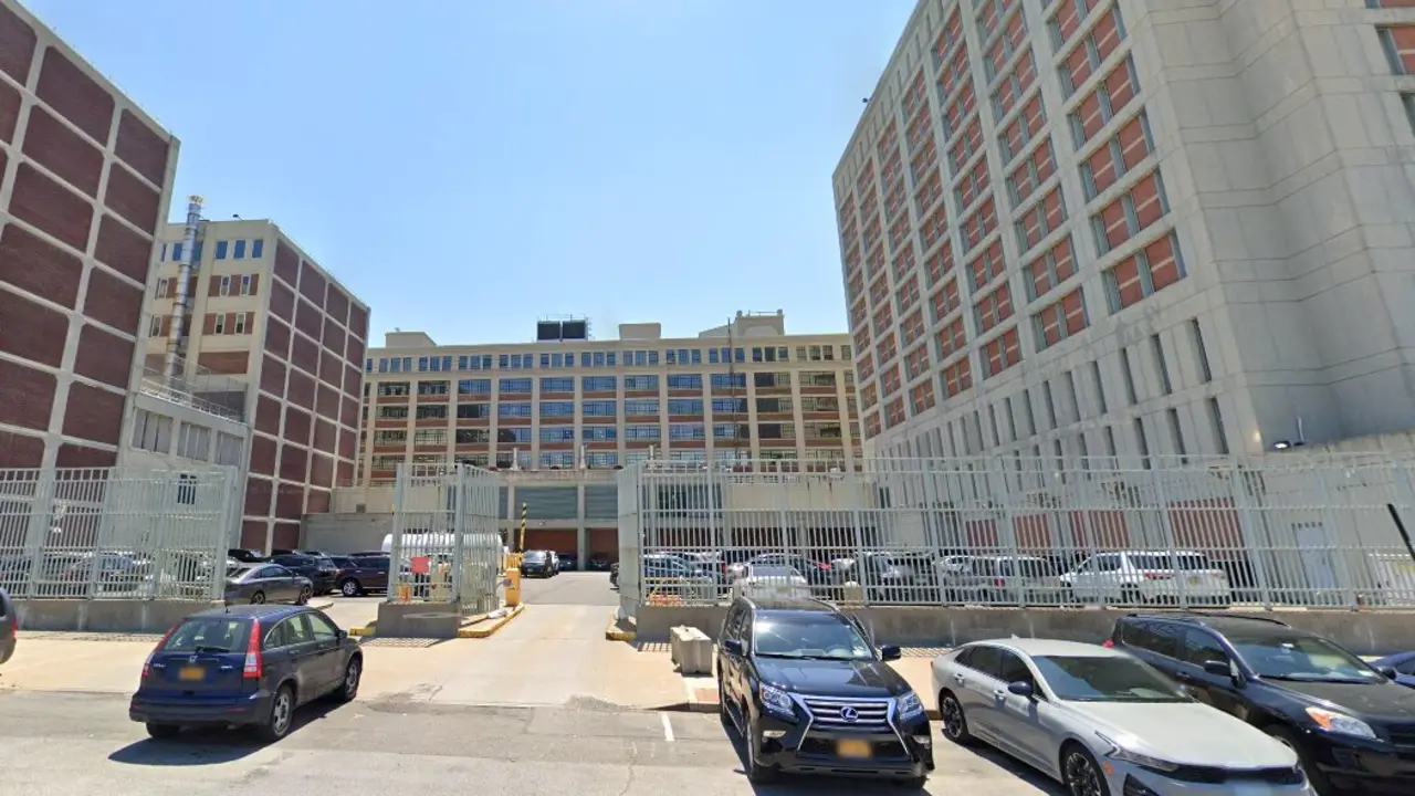 El Centro de Detenci&oacute;n Metropolitano de Brooklyn por fuera. / A.E