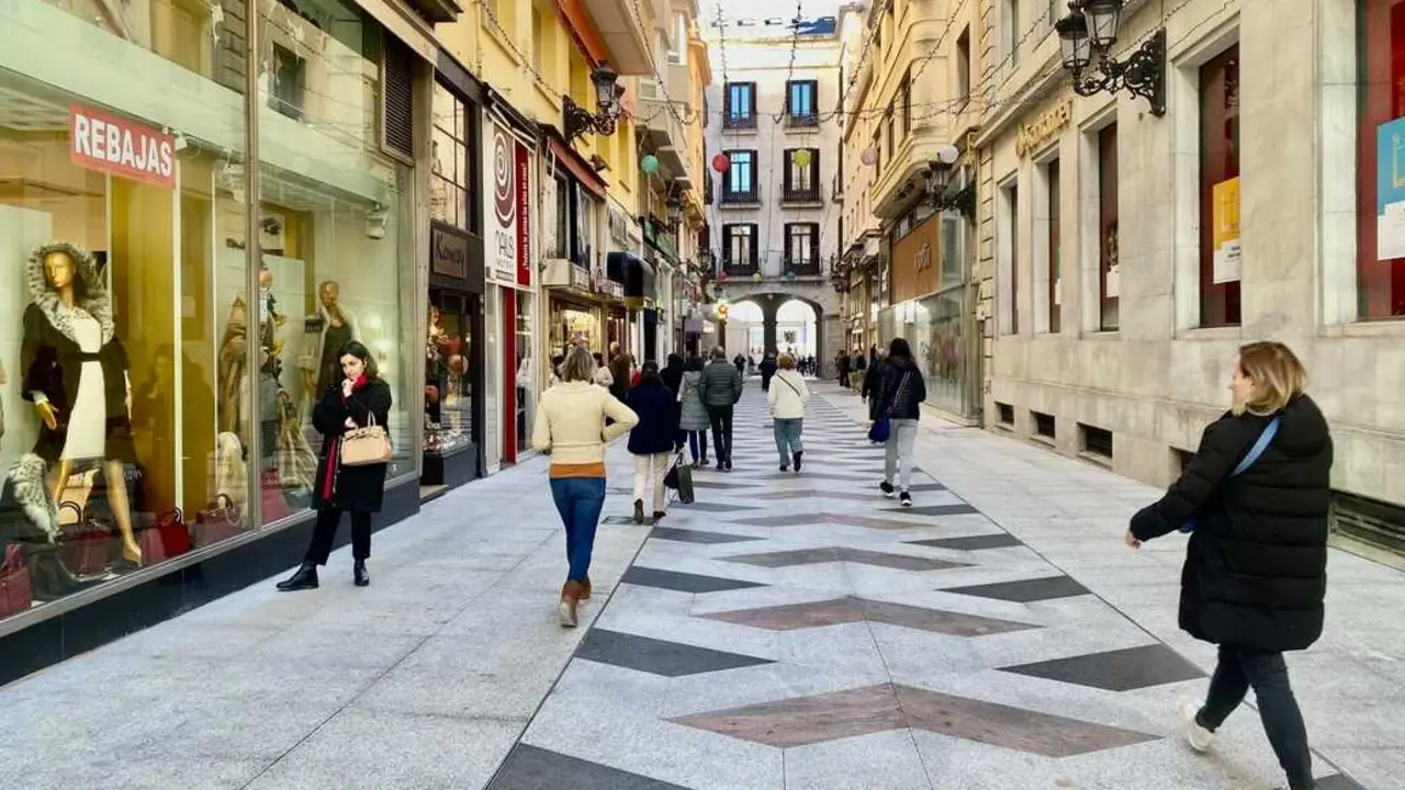 Varias personas caminan por una calle comercial de la capital c&aacute;ntabra. / EP