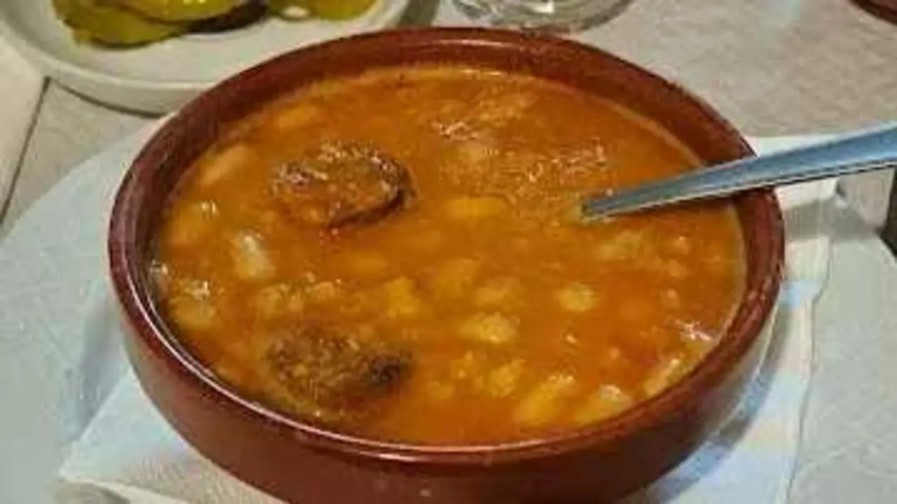 qu&iacute;, por 20 euros, puedes comer un cocido como los de antes, con postre incluido y sabor a hogar. / A.E