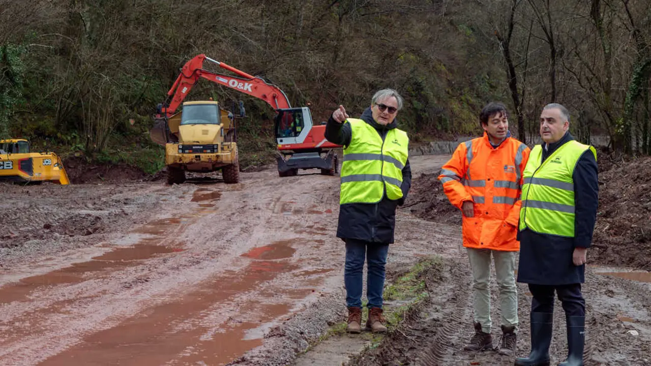 El consejero de Fomento, Roberto Media, junto a representantes municipales y t&eacute;cnicos, durante su visita a las obras del vial y la senda verde en Vega de Pas. / A.E