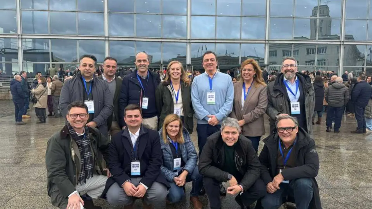 Delegaci&oacute;n del PP de Cantabria, ayer en la 28&ordf; Interparlamentaria Popular, celebrada este fin de semana en A Coru&ntilde;a. / alerta