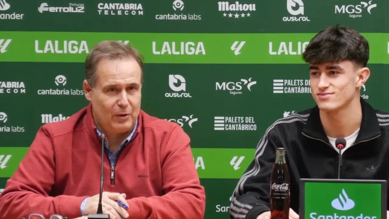 El joven Manex Lozano, el nuevo jugador del Racing de Santander durante su presentaci&oacute;n. / YOUTUBE