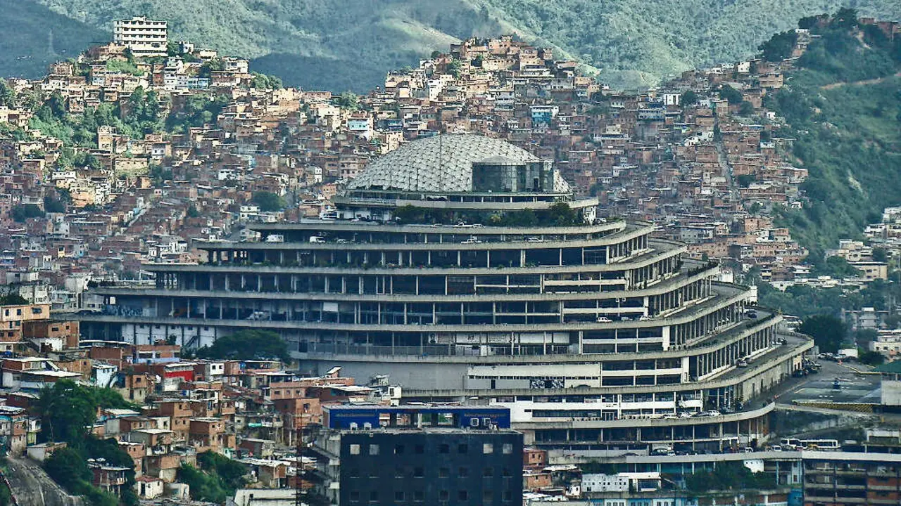 Torturas y hacinamiento: el Helicoide, la c&aacute;rcel de Venezuela ideada como centro comercial.