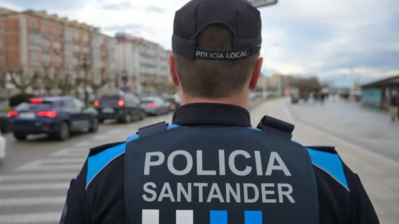 Un agente de la Polic&iacute;a Local de Santander. / EP