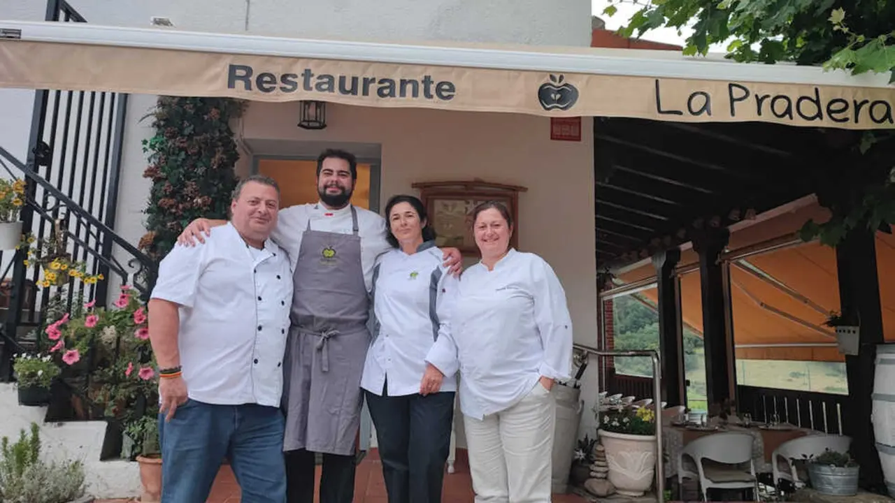 Los cocineros encargados de elaborar el cocido monta&ntilde;&eacute;s en To&ntilde;anes. / a. del saja
