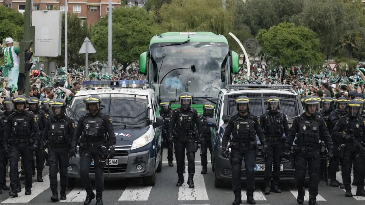 El autob&uacute;s del Racing llega a El Sardinero entre v&iacute;tores y bengalas. IA