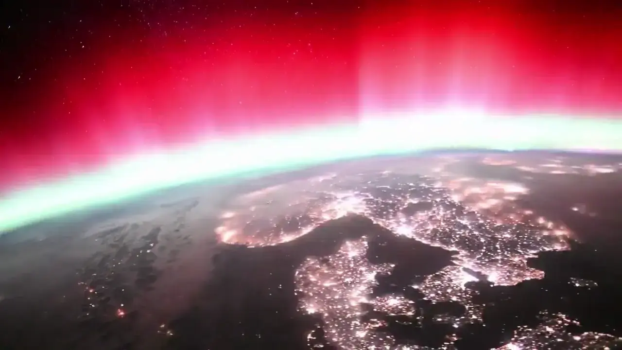Luces verdes y rojizas bailan sobre la atm&oacute;sfera, mientras la c&aacute;mara de un astronauta las inmortaliza desde la Estaci&oacute;n Espacial Internacional. / x