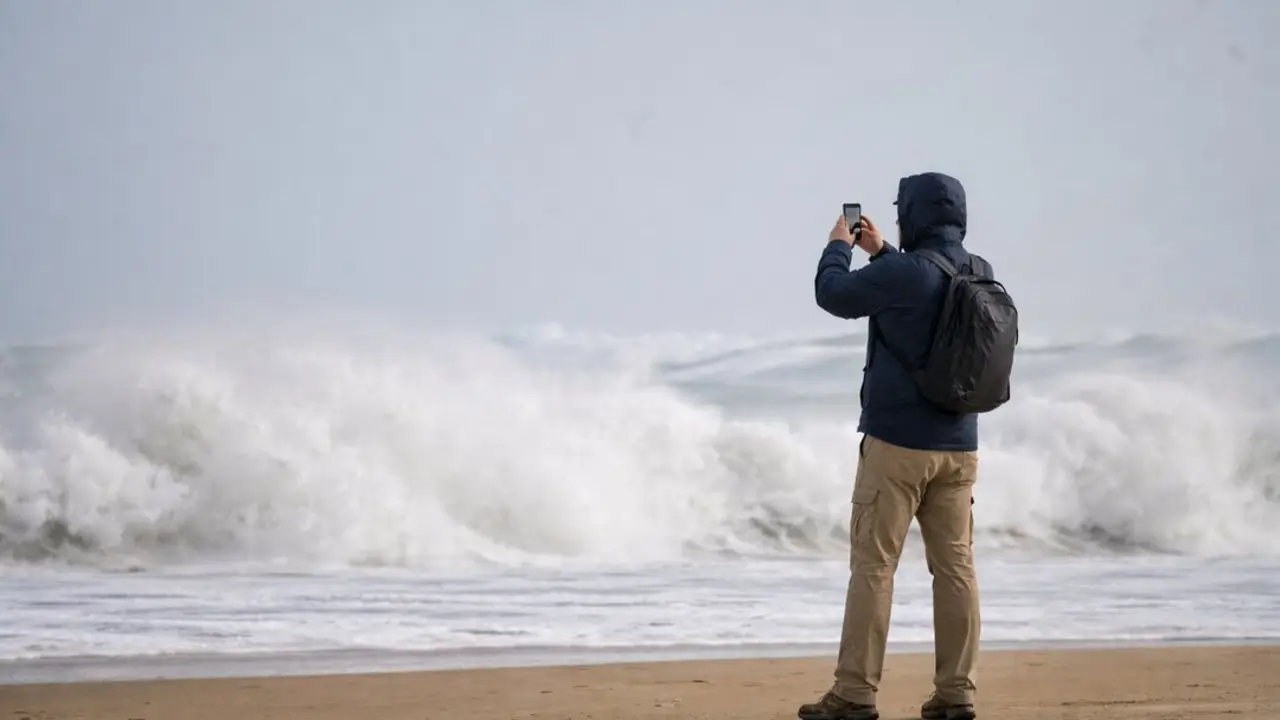 Cantabria entra en fase de vigilancia meteorol&oacute;gica por fuerte oleaje. / A.E