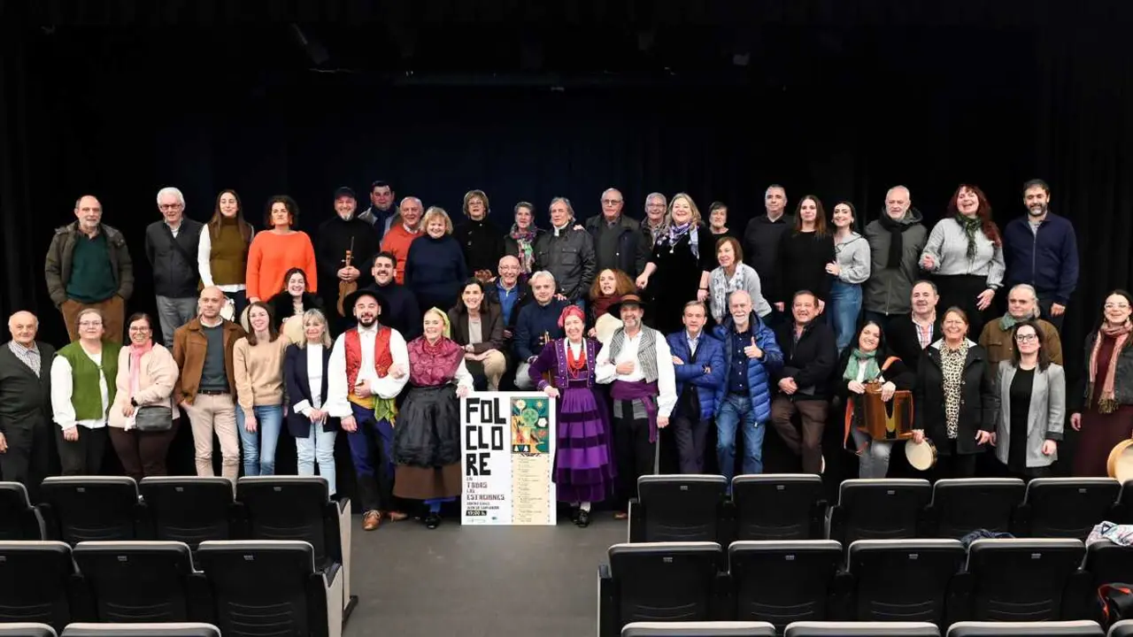 Presentaci&oacute;n del ciclo cultural Folclore en todas las estaciones, con participantes y representantes municipales. / A.E