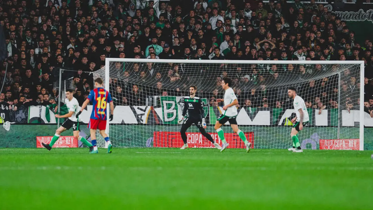 La zaga del Racing y su portero Ezkieta, bajo la atenta mirada de una abarrotada Gradona, se preparan para repeler un ataque del FC Barcelona durante el intenso duelo de octavos de final de la Copa del Rey en El Sardinero.