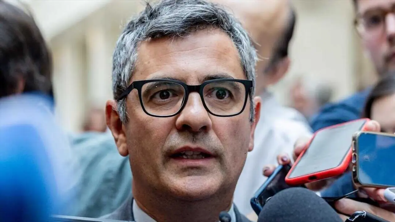 El ministro de la Presidencia, Justicia y Relaciones con las Cortes, F&eacute;lix Bola&ntilde;os, atiende a los medios de comunicaci&oacute;n. / Ricardo Rubio