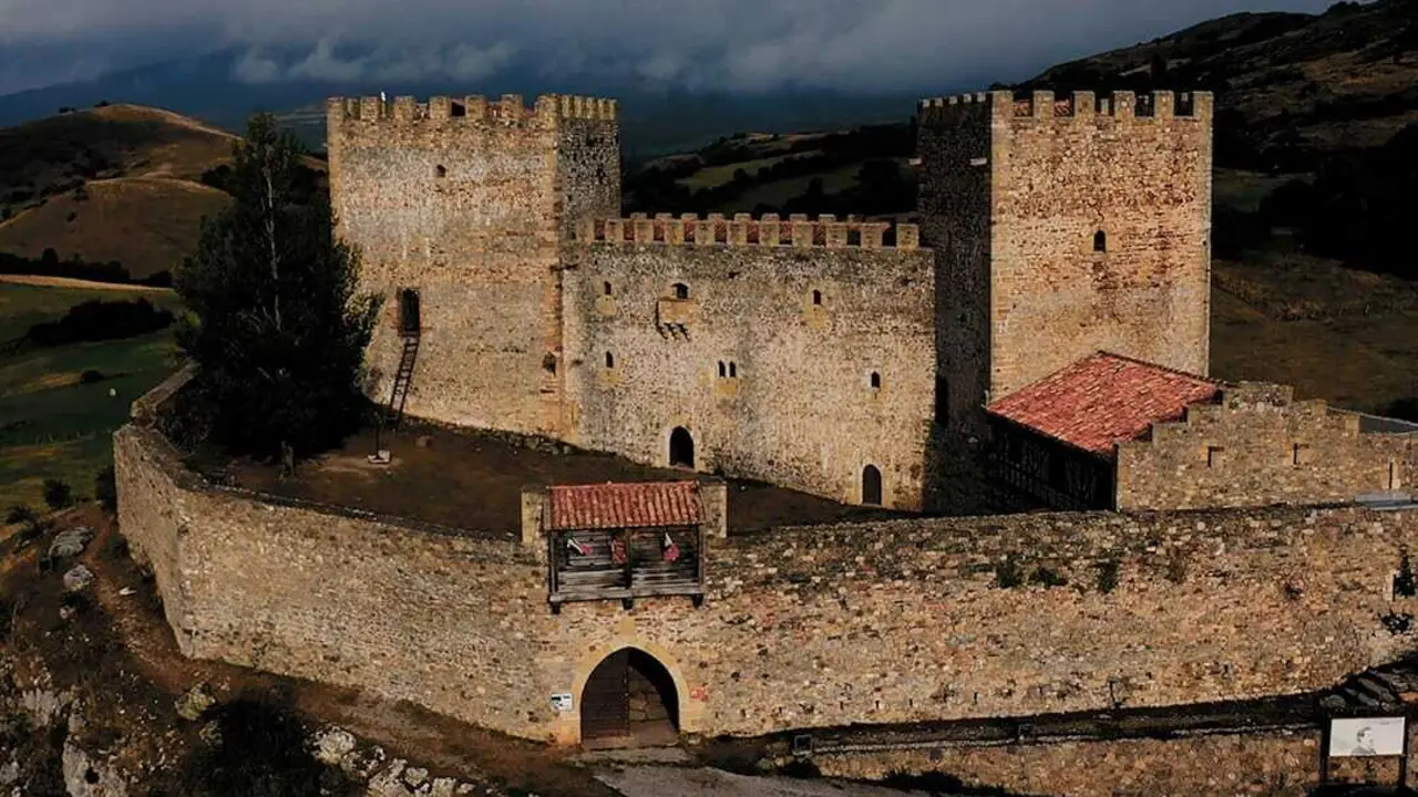 No es Transilvania, pero tiene todos los ingredientes: un castillo en lo alto, calles de piedra, monta&ntilde;as nevadas y una atm&oacute;sfera tan densa como el silencio que lo envuelve. / PRIME