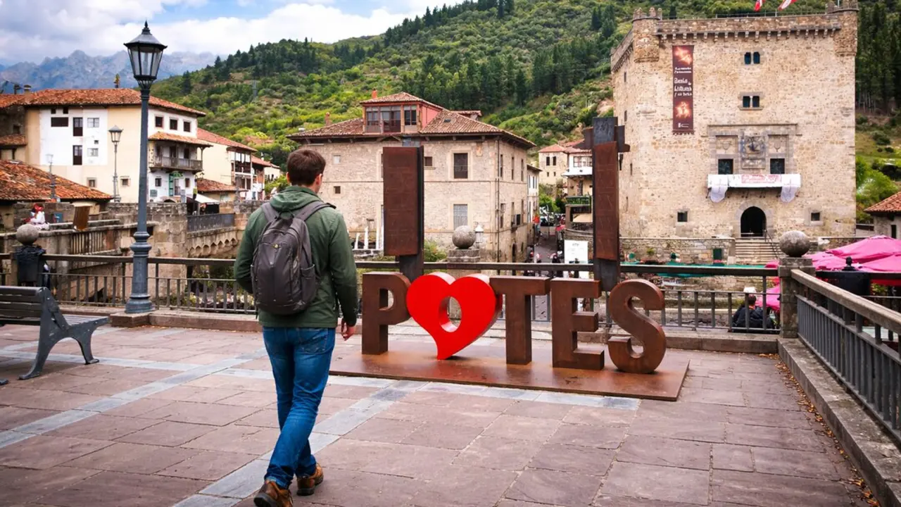 Una persona camina por Potes. / A.E