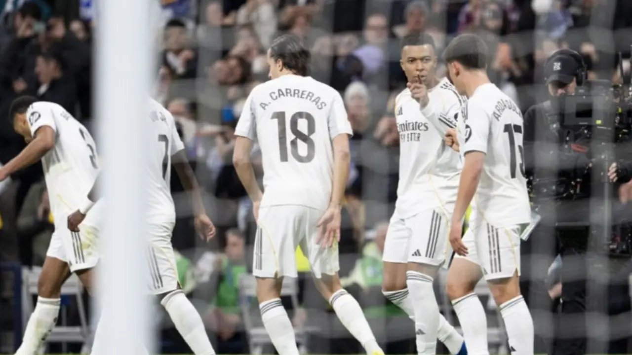 Mbapp&eacute; se&ntilde;ala al banquillo tras marcar ante el Levante, arropado por Arda G&uuml;ler, Carreras y el resto de j&oacute;venes del Real Madrid en una tarde tensa en el Bernab&eacute;u.