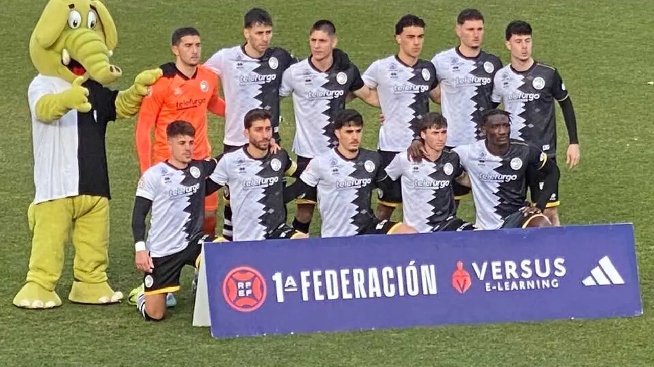 El once inicial de Unionistas CF posa antes del partido decisivo de la jornada 20 en Primera RFEF. El equipo necesita ganar o empatar y esperar una derrota abultada del Ourense CF para evitar caer en puestos de descenso.