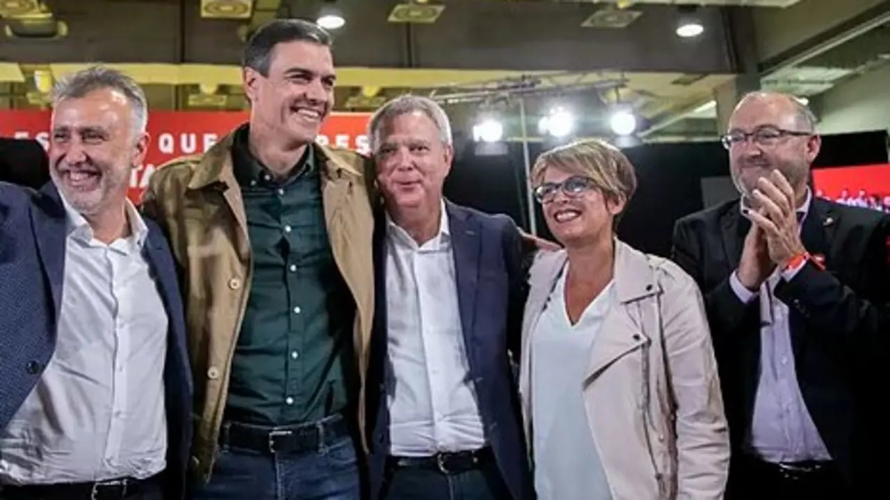 Pedro Sánchez y Juan Bernardo Fuentes Curbelo, el 'Tito Berni' el primero por la derecha.