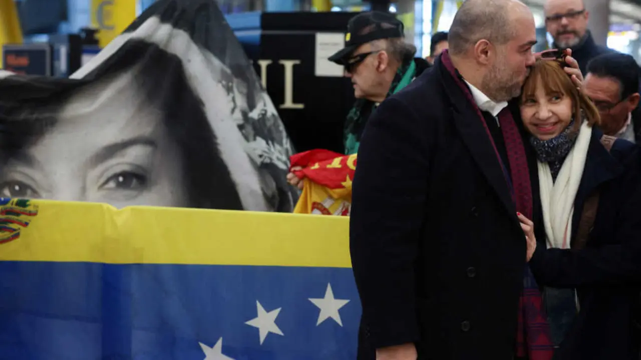 Familiares de los presos venezolanos en el aeorpuerto de Barajas, Espa&ntilde;a.