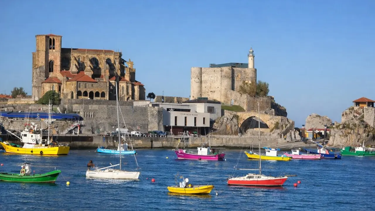 Vista del puerto de Castro Urdiales, con su emblem&aacute;tica iglesia. / I.A.