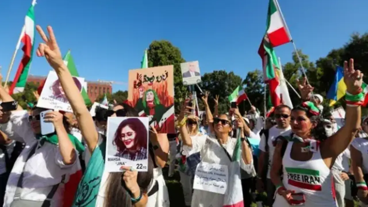 Manifestanters por la represi&oacute;n a las protestas pac&iacute;ficas en Ir&aacute;n.