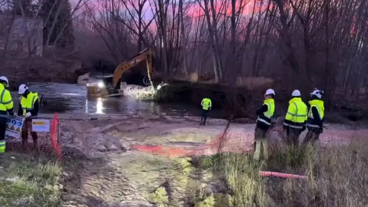 Sin transparencia ni permiso municipal: el azud de Puente Mesa cae bajo las excavadoras del MITECO