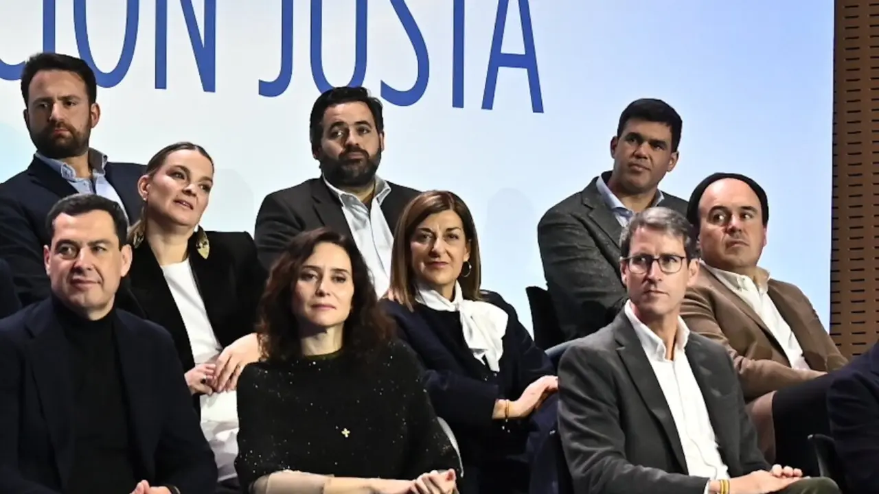 Buruaga junto a los barones del PP durante el discurso de Feij&oacute;o en Zaragoza. / E.P.