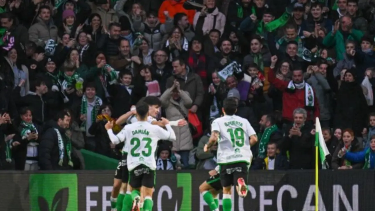 Los jugadores del Racing celebran el gol de Gustavo Puerta ante una Gradona entregada. El Sardinero vivi&oacute; una tarde m&aacute;gica con lleno absoluto y una afici&oacute;n volcada en el asalto al liderato de LaLiga Hypermotion.