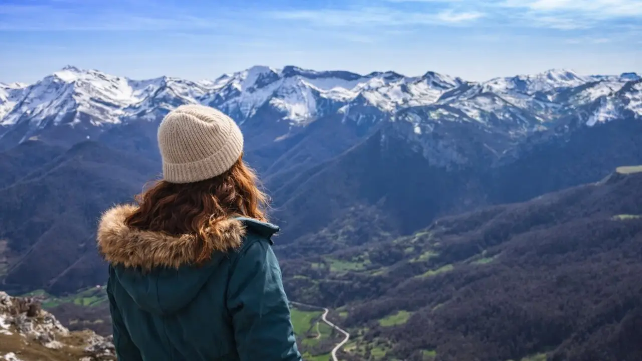 Una mujer observa las imponentes monta&ntilde;as c&aacute;ntabras.