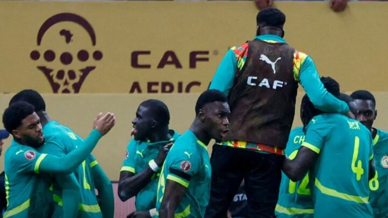 Los jugadores de Senegal tras marcar el primer gol.
