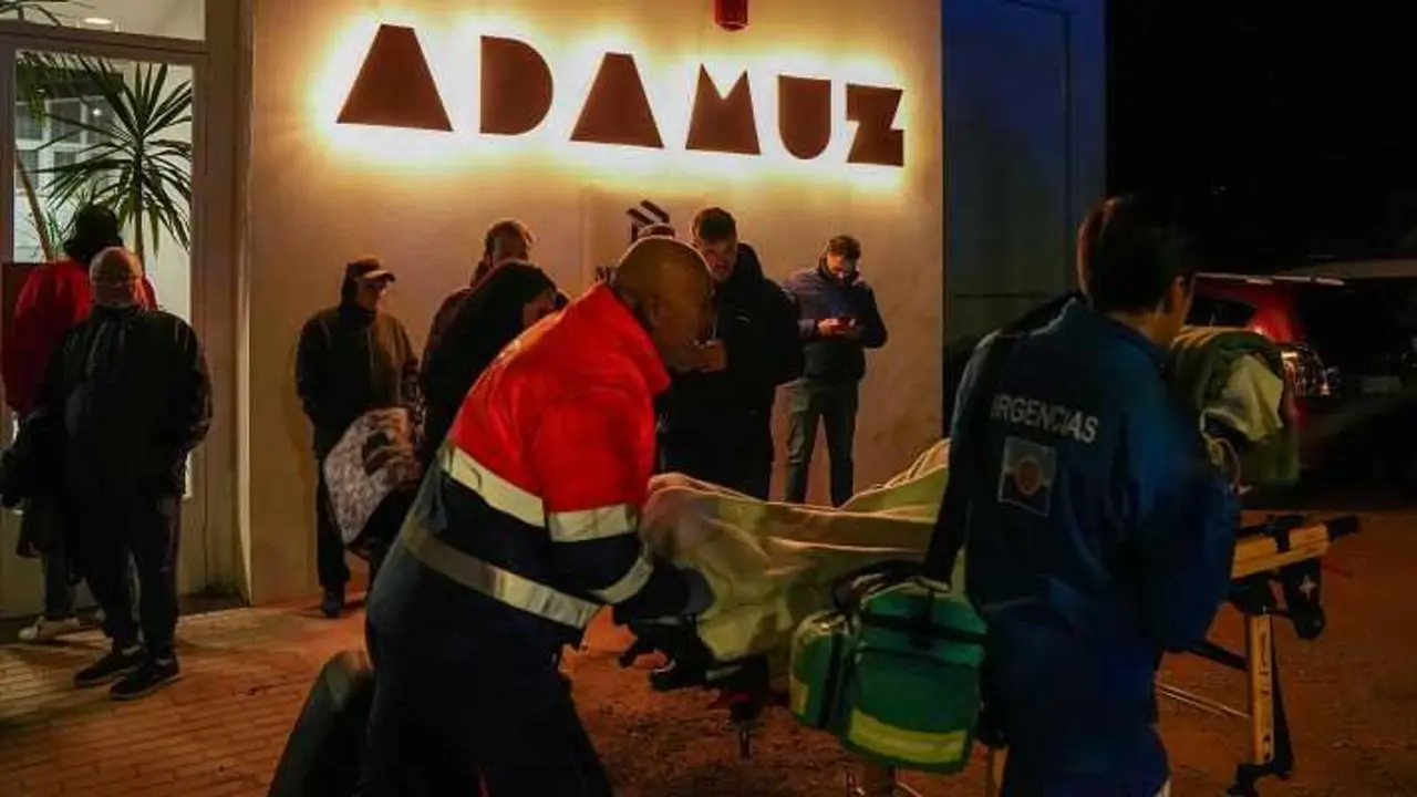 El polideportivo municipal de Adamuz se ha convertido en un improvisado hospital de campa&ntilde;a, donde se ha atendido a los heridos m&aacute;s leves y desde all&iacute; han salido los diversos autobuses que han trasladado a los pasajeros ilesos hasta M&aacute;laga, Sevilla y C&oacute;rdoba. / rtve