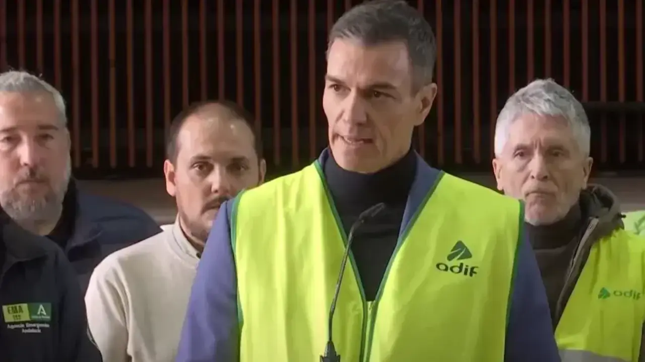 Pedro S&aacute;nchez ha comparecido este lunes para expresar su consternaci&oacute;n por el tr&aacute;gico accidente ferroviario ocurrido en Adamuz, C&oacute;rdoba.