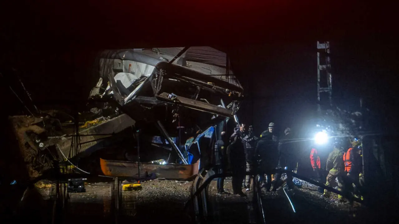 Los servicios de emergencia socorren el tren accidentado  en Gelida, Barcelona. / Lorena Sop&ecirc;na