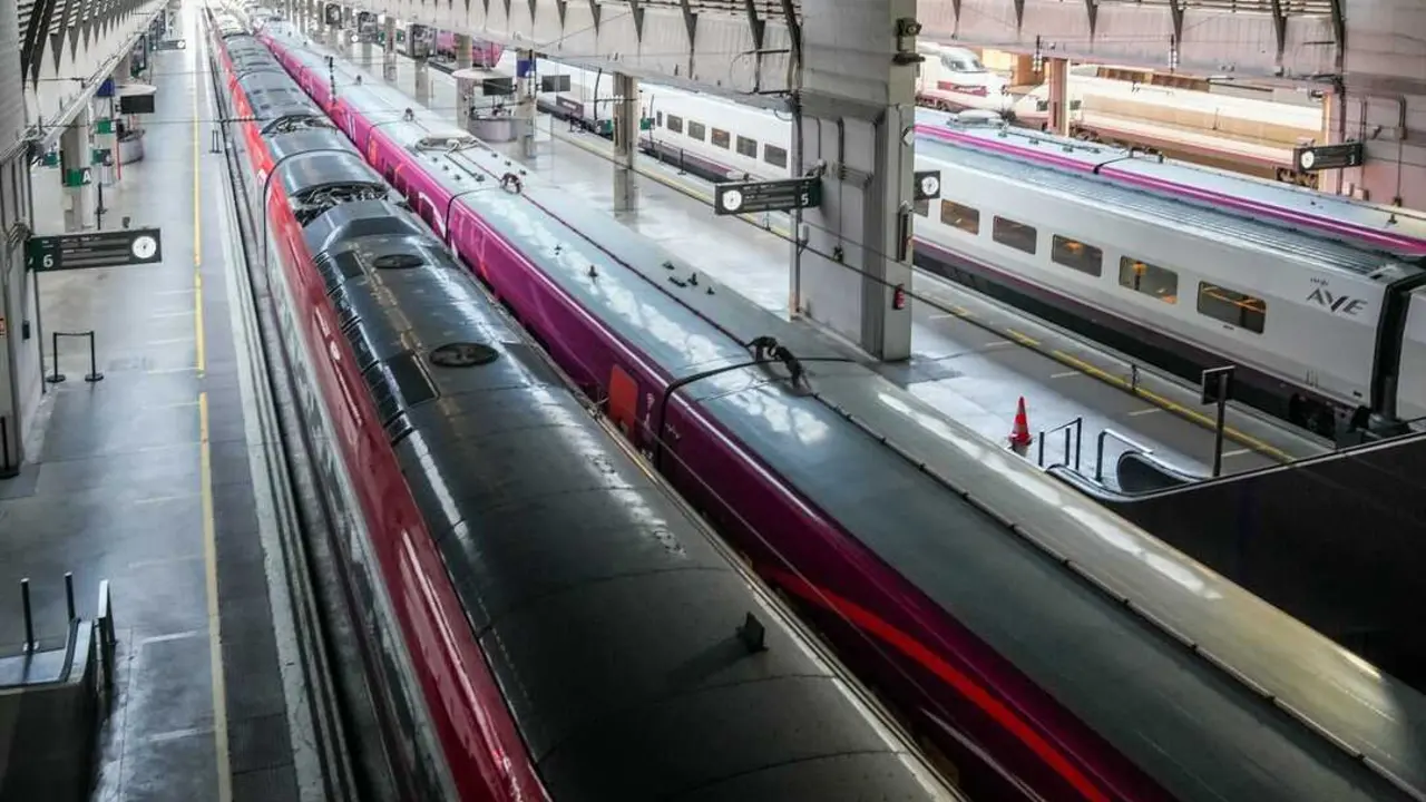Trenes parados y andenes vac&iacute;os en en la estaci&oacute;n de Santa Justa de Sevilla. /  Eduardo Briones