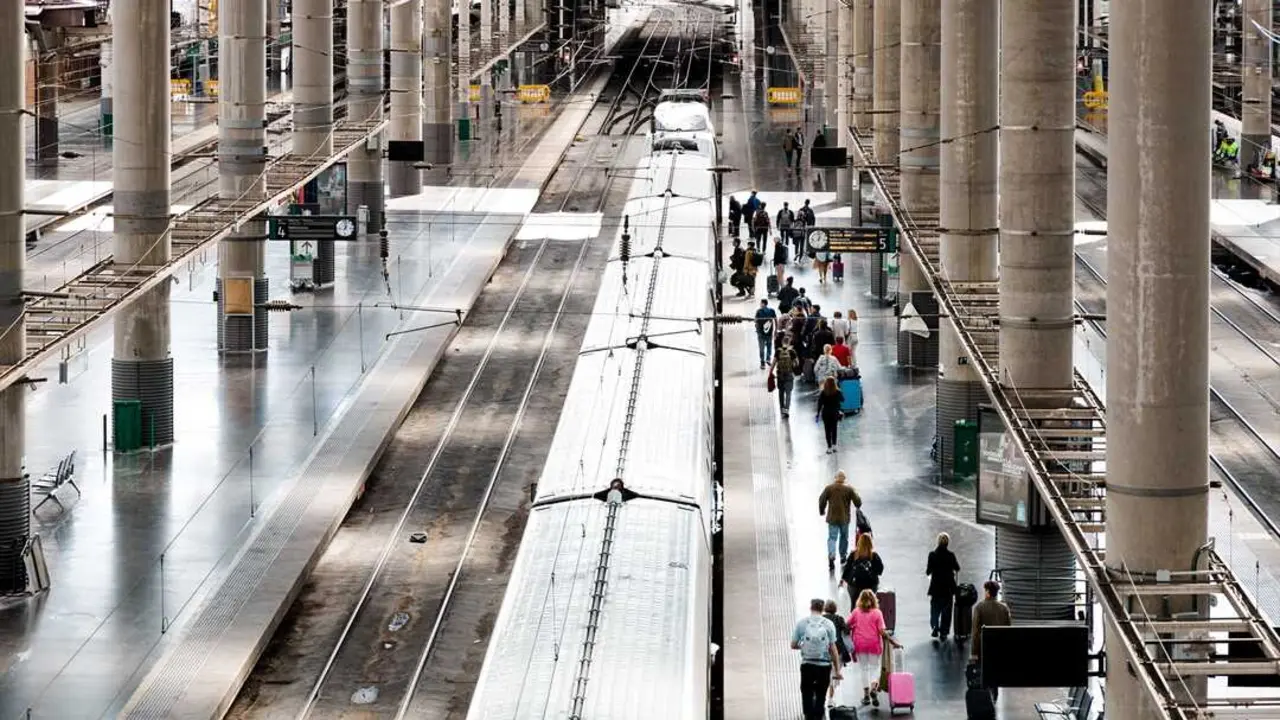 Viajeros en la Estaci&oacute;n de Madrid - Puerta de Atocha - Almudena Grandes. / Carlos Luj&aacute;n / Archivo