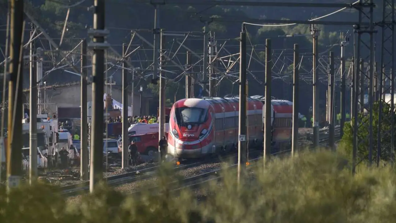 Zona del accidente ferroviario con los convoyes de trenes siniestrados. / Joaquin Corchero