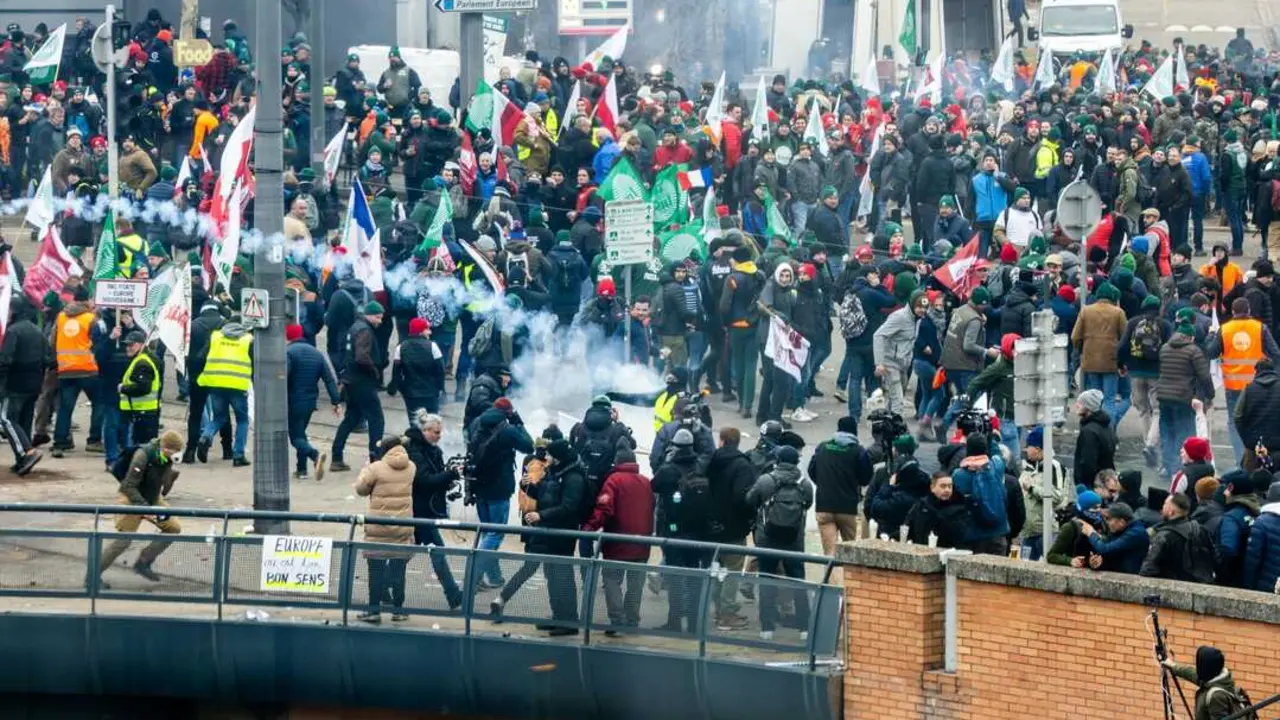 Agricultores de varios pa&iacute;ses europeos protestan frente al Parlamento Europeo contra el acuerdo comercial entre la UE y el Mercosur. / Philipp von Ditfurth