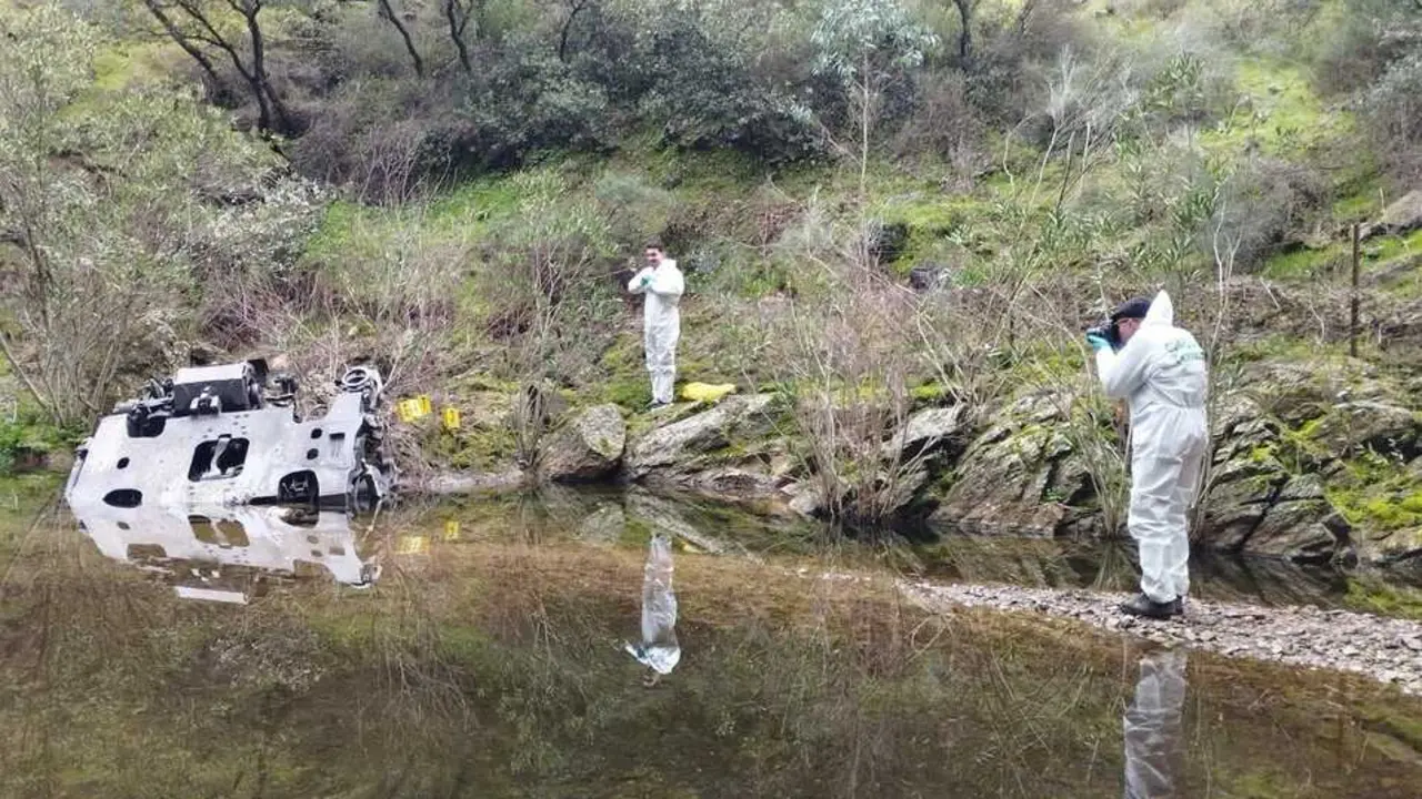 Agentes de la Guardia Civil fotograf&iacute;an y toman evidencias de una pieza hallada en una arroyo en la zona del accidente ferroviario en Adamuz. / EP