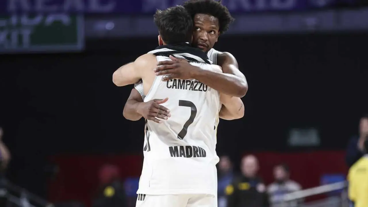 Facundo Campazzo y Andr&eacute;s Feliz se abrazan durante un partido del Real Madrid. /  Irina R. Hipolito