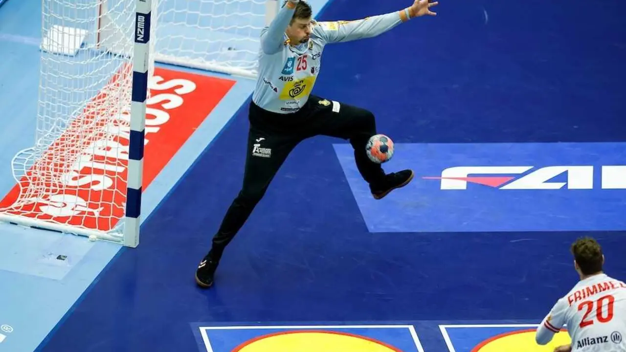 Sergey Hern&aacute;ndez con los 'Hispanos' en el Europeo de balonmano. / EVA MANHART