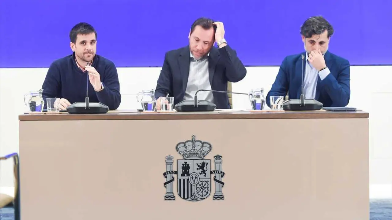El ministro de Transportes y Movilidad Sostenible, &Oacute;scar Puente (c), junto al director de Tr&aacute;fico de Adif, &Aacute;ngel Garc&iacute;a de la Bandera (d), y al director de Operaciones de Renfe, Jos&eacute; Alfonso G&aacute;lvez (i), durante una rueda de prensa. / Gustavo Valiente