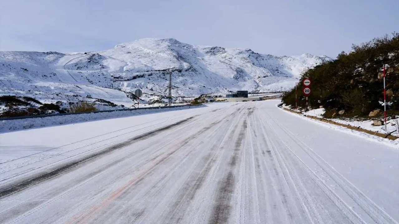 Una carretera nevada en la estaci&oacute;n de esqu&iacute; y monta&ntilde;a de Alto Campoo. / Juanma Serrano