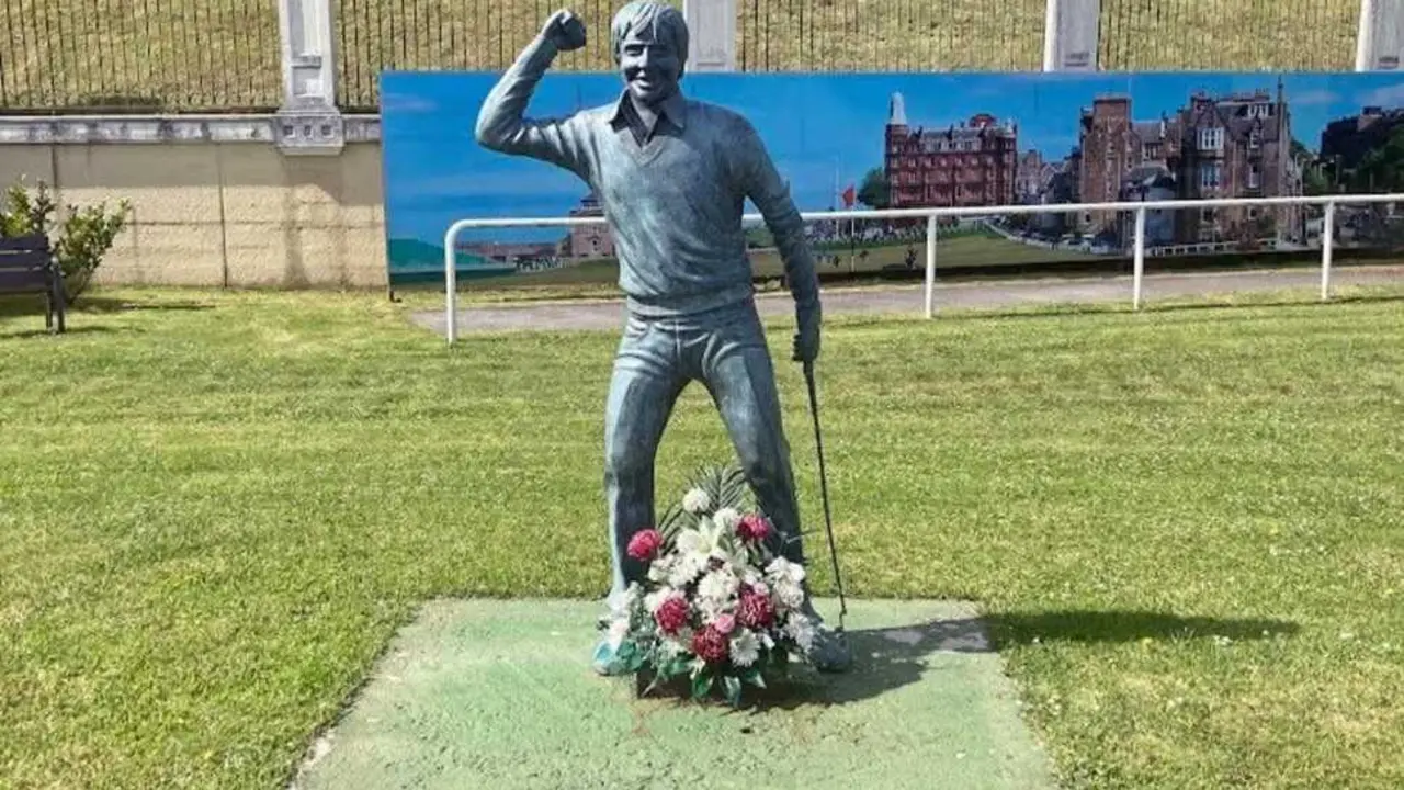 Estatua en honor del golfista Severiano Ballesteros en Pedre&ntilde;a. / A.E