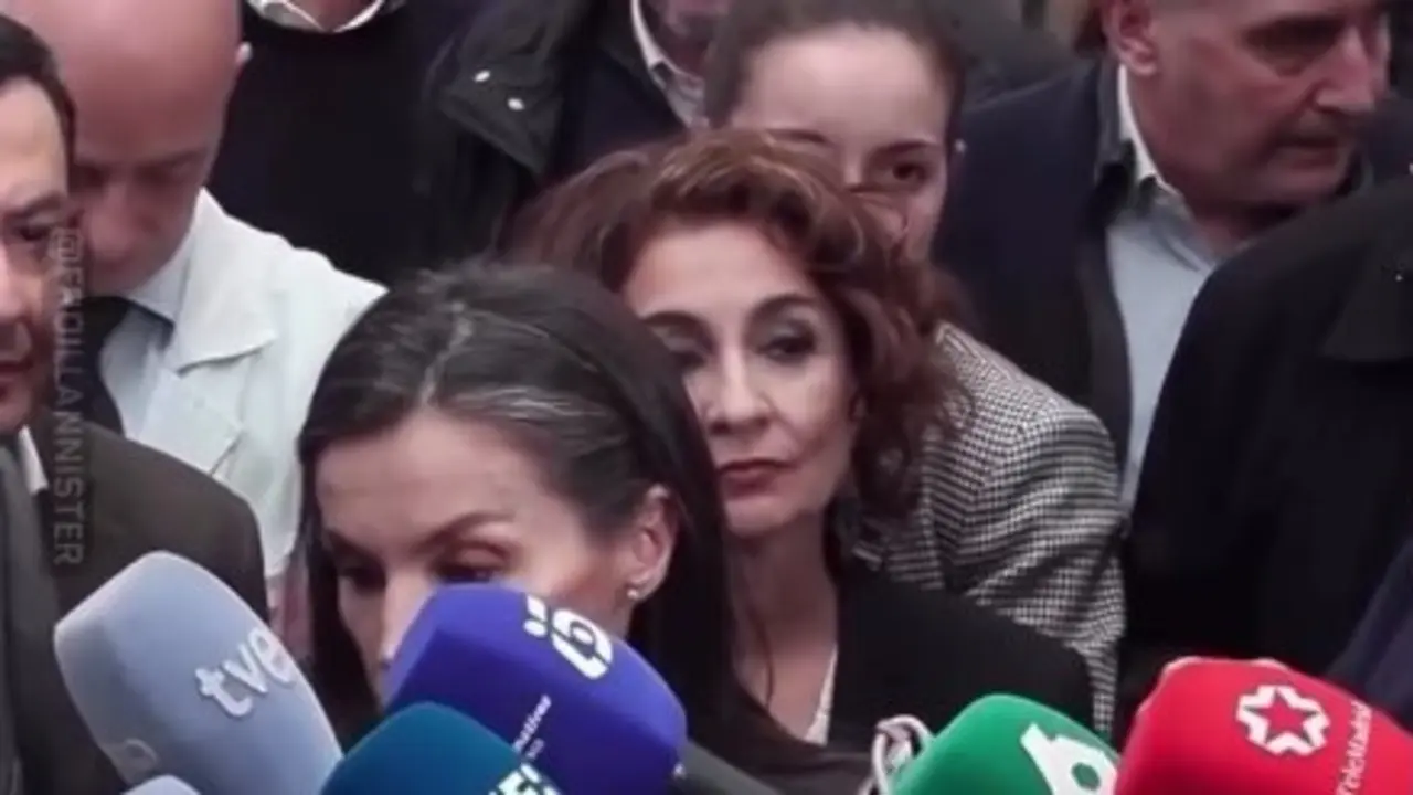 Las im&aacute;genes de Montero forzando su posici&oacute;n junto a la Reina Letizia han provocado una oleada de cr&iacute;ticas. / EP