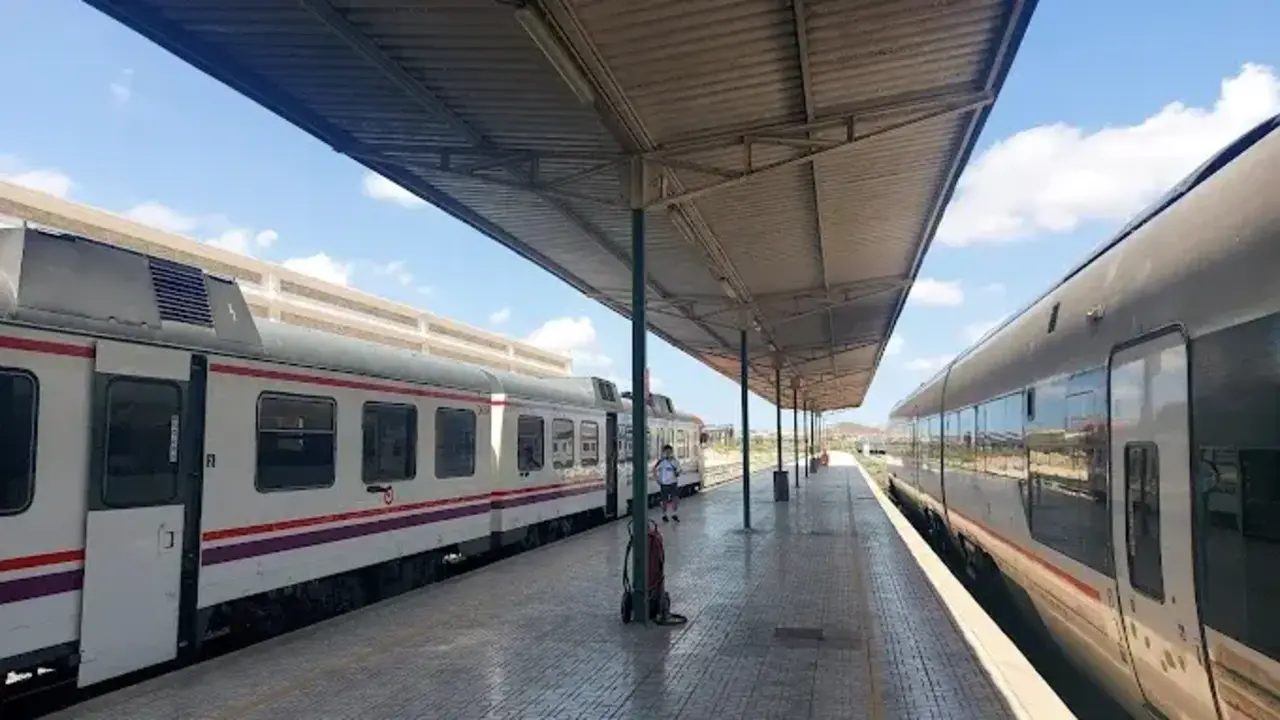 Una persona en la estaci&oacute;n de tren de Cartagena. / A.E
