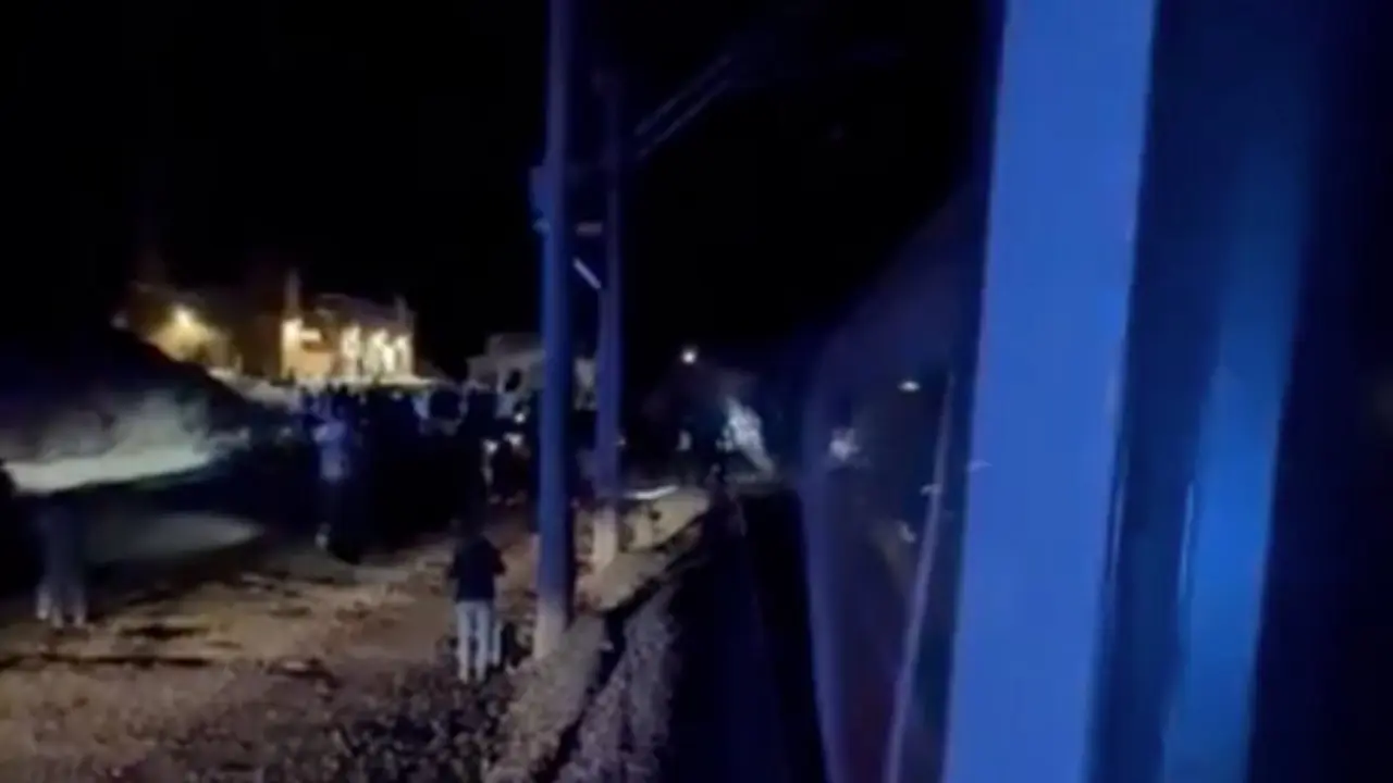Las asistencias, trabajando sobre el tren de alta velocidad Iryo siniestrado en Adamuz (C&oacute;rdoba) el pasado domingo, en plena noche. / X